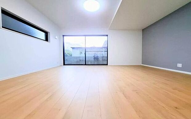 《リビングダイニング》　■豊かな光が照らすこの場所は、たわいもない会話を楽しみ、ゆったりとした時間を過ごす場所。家族の日常が刻まれる大切な空間です。自然光に溢れるこの空間はリフレッシュにピッタリです。