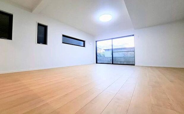 《リビングダイニング》　■上質な時間を育む暮らしのメインステージ。寛ぎとご家族とのコミュニケーションを育む居心地のよい場所。この明るい空間は家族に安らぎを与えて、落ち着いた心地よい空間になるでしょう。