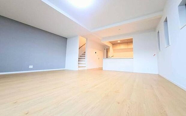 《リビングダイニング》　■家族が自然と集まって、思い思いにくつろぎ、遊び、語らう、やすらぎの空間。