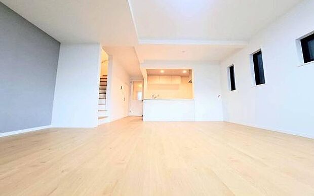 《リビングダイニング》　■開放的で広いリビング。のびのびとくつろげるリビングは、家族のコミュニケーションの場として、みんなが集まる場所に。