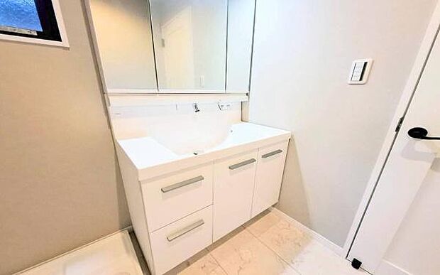 《洗面化粧台》　■使いやすいシャープなデザインの洗面化粧台。