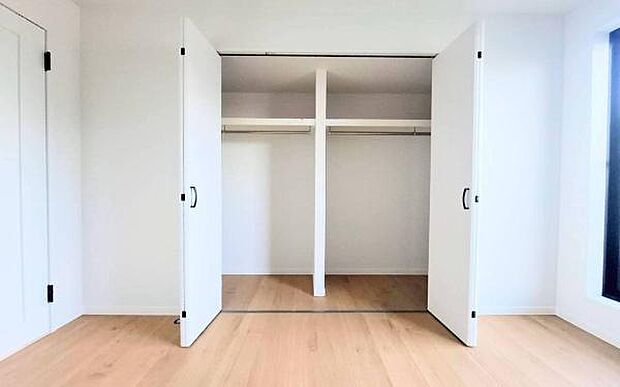 《収納》　■洋服を機能的に収納できるハンガーパイプのほか、帽子やバッグを置ける枕棚も設置。ゆとりあふれる収納空間です。