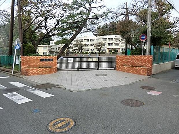 横浜市立釜利谷小学校まで832m、