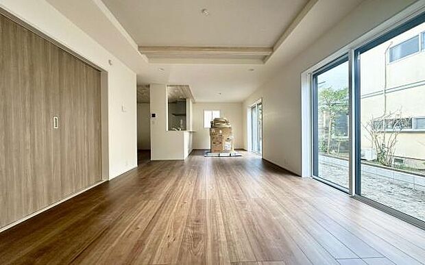 《リビングダイニング》　■上質な時間を育む暮らしのメインステージ。寛ぎとご家族とのコミュニケーションを育む居心地のよい場所。この明るい空間は家族に安らぎを与えて、落ち着いた心地よい空間になるでしょう。