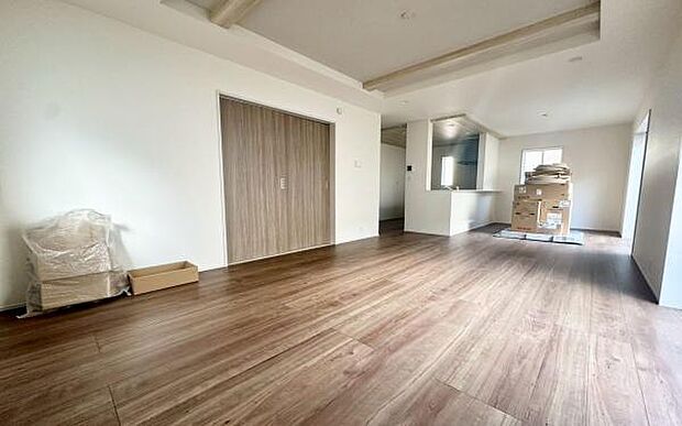 《リビングダイニング》　■豊かな光が照らすこの場所は、たわいもない会話を楽しみ、ゆったりとした時間を過ごす場所。家族の日常が刻まれる大切な空間です。自然光に溢れるこの空間はリフレッシュにピッタリです。