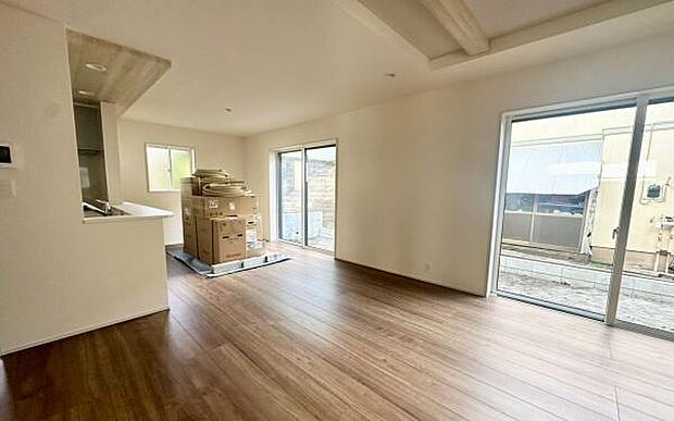 《リビングダイニング》　■家族が自然と集まって、思い思いにくつろぎ、遊び、語らう、やすらぎの空間。