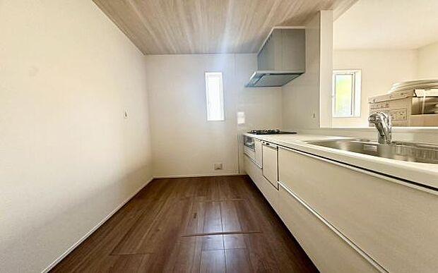 《システムキッチン》　■会話を楽しみながら食事を味わう。一緒にいる時間が楽しい空間。