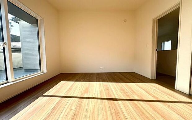 《寝室》　■心地よい眠りへといざなうしっとりと落ち着いた雰囲気の寝室。