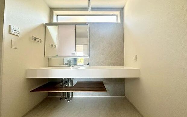 《洗面台》　■朝のバタバタした身支度を支えてくれる洗面所。