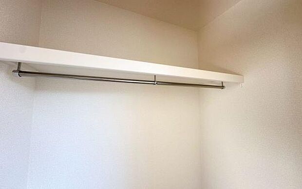 《収納》　■洋服を機能的に収納できるハンガーパイプのほか、帽子やバッグを置ける枕棚も設置。ゆとりあふれる収納空間です。
