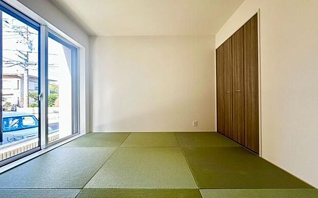 《和室》リビングの横に和室がありますので、お子様のお昼寝や、お休みの日にゴロゴロするのに重宝しますね。
