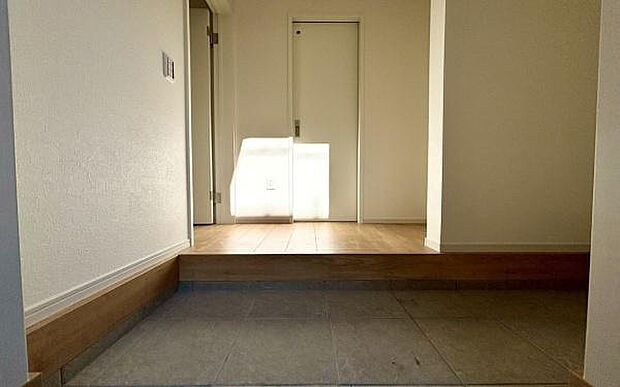 《玄関》 ■シューズボックス付きで玄関もスッキリ。