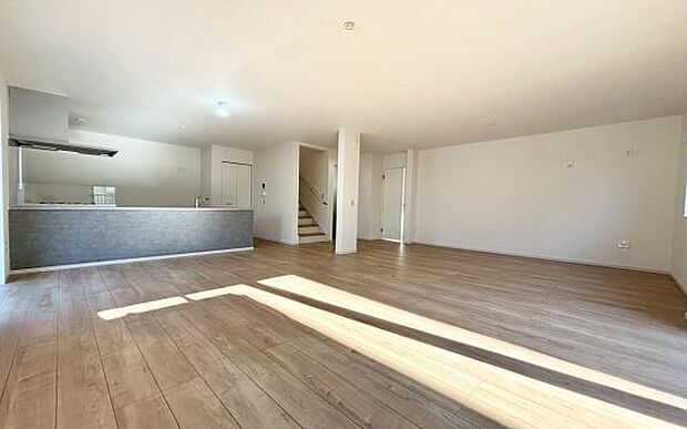 《リビングダイニング》 ■家族が自然と集まって、思い思いにくつろぎ、遊び、語らう、やすらぎの空間。