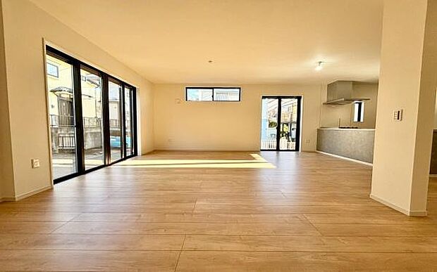 《リビングダイニング》 ■開放的で広いリビング。のびのびとくつろげるリビングは、家族のコミュニケーションの場として、みんなが集まる場所に。