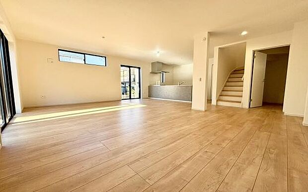 《リビングダイニング》 ■上質な時間を育む暮らしのメインステージ。寛ぎとご家族とのコミュニケーションを育む居心地のよい場所。この明るい空間は家族に安らぎを与えて、落ち着いた心地よい空間になるでしょう。