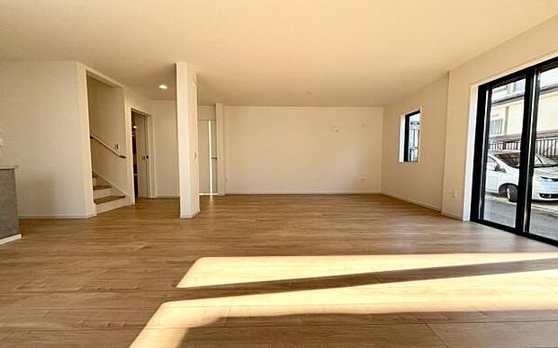 《リビングダイニング》 ■豊かな光が照らすこの場所は、たわいもない会話を楽しみ、ゆったりとした時間を過ごす場所。家族の日常が刻まれる大切な空間です。自然光に溢れるこの空間はリフレッシュにピッタリです。