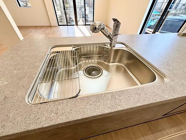 《キッチン》 ■ステンレス製シンク。幅と奥行きがありますので、食器洗時のストレスも減りそうです。