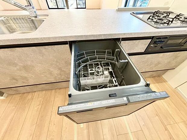 《食器洗い乾燥機》 ■食事後もゆっくり過ごせる食器洗い乾燥機を設置。手洗いよりもキレイに洗え、節水にもなります。