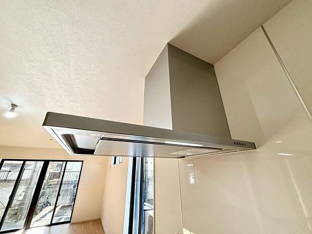 《システムキッチン・レンジフード》 ■機能美際立つスリムなレンジフード。清潔感あるシルバーで、キッチンをモダンに演出します。