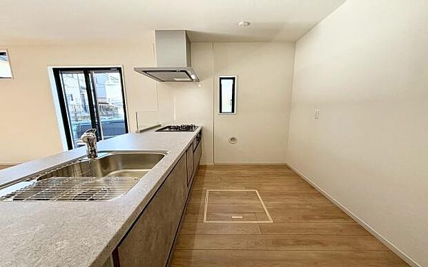 《ダイニングキッチン》 ■家族が集う楽しく親子の会話も弾む対面キッチン。明るく清潔で使い勝手のいいキッチンには、いつも家族の笑顔があふれています。