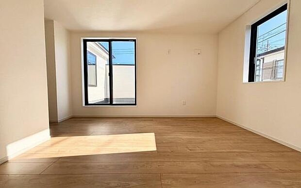 《寝室》 ■朝から日差しいっぱい、早起きしたくなる洋室。ベッドを置いてもゆとりを感じられる。窓からの朝日が心地よい目覚めへと誘います。ゆとりある広さを確保し、心地よいプライベートタイムを演出します。