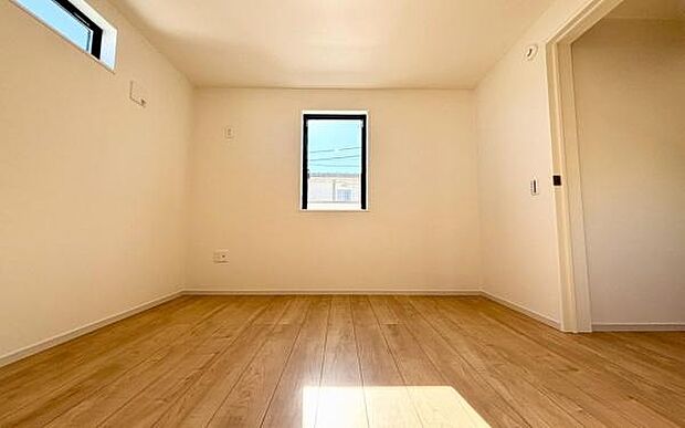 《子供部屋》 ■明るい陽の差す居室。子供部屋にもちょうど良さそうですね。