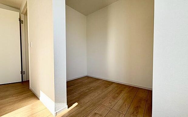 《ウォークインクローゼット》 ■大容量のウォークインクローゼットをご用意。衣類だけでなく、トランクなどの旅行用品の収納にも重宝します。