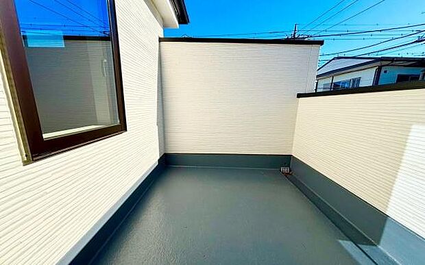 《バルコニー》■奥行きのある広々バルコニー。