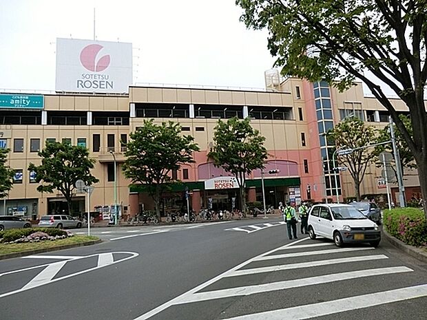 そうてつローゼン成瀬店まで891m、1階がスーパーとパン屋さんがあり最近ケンタッキーもできました。2階には薬局、3階には100円ショップと本屋さんがある