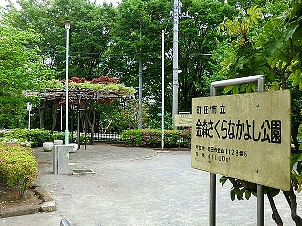 金森さくらなかよし公園まで699m、広い金森わさび田児童公園の上にある小さな公園です。充実したパーゴラで憩うもよし、滑り台や鉄棒で遊ぶもよしの公園です。