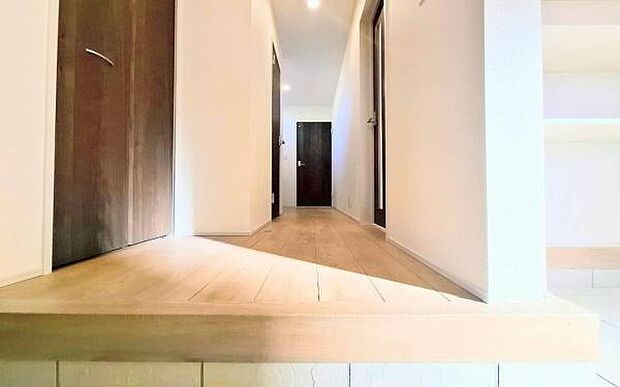 《シューズインクローク》　■人気のシューズインクローク。中は可動棚になっており、靴の収納はもちろんの事、ゴルフバッグや防災用品、アウトドア用品、ベビーカーまでラクラク収納が可能です。