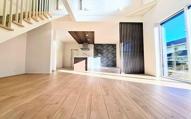 《リビングダイニング》　■豊かな光が照らすこの場所は、たわいもない会話を楽しみ、ゆったりとした時間を過ごす場所。家族の日常が刻まれる大切な空間です。自然光に溢れるこの空間はリフレッシュにピッタリです。