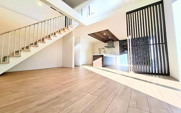 《リビングダイニング》　■上質な時間を育む暮らしのメインステージ。寛ぎとご家族とのコミュニケーションを育む居心地のよい場所。この明るい空間は家族に安らぎを与えて、落ち着いた心地よい空間になるでしょう。