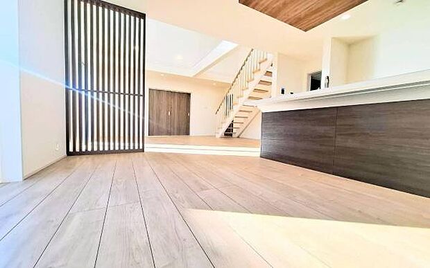 《リビングダイニング》　■家族が自然と集まって、思い思いにくつろぎ、遊び、語らう、やすらぎの空間。