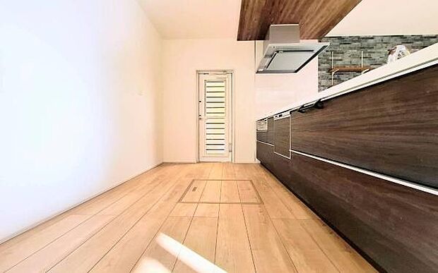 《キッチン》　■インテリアの主役になる、モダンでスタイリッシュなシステムキッチン。美しいデザインと使い勝手の良さを兼ね備え、料理をするのが待ち遠しくなる空間です。