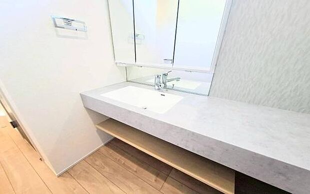 《洗面化粧台》　■デザイン性の高い洗面台。