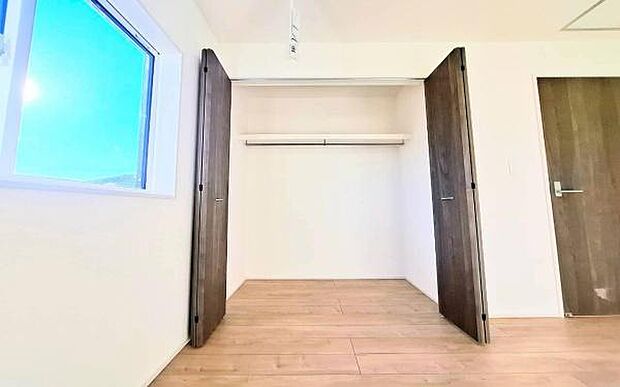 《収納》　■洋服を機能的に収納できるハンガーパイプのほか、帽子やバッグを置ける枕棚も設置。ゆとりあふれる収納空間です。