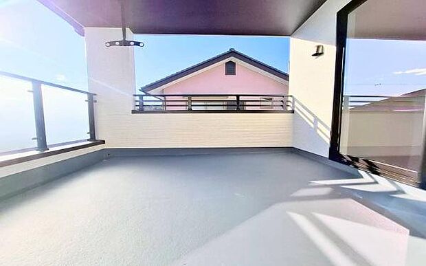 《インナーバルコニー》　■急な雨にも安心のインナーバルコニー。読書やティータイムを楽しんだり趣味の幅が広がるプラスアルファの空間。