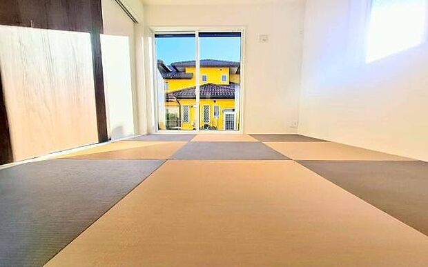 《和室》■やわらかな光が差し込む和室。お客様をお迎えするにもお子様を遊ばせるにも重宝する空間です。