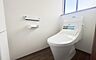 トイレ：《トイレ》　■窓のあるトイレは明るい空間で清潔感があります。