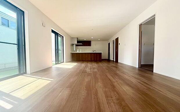 《リビングダイニング》 ■明るく開放的なリビング。