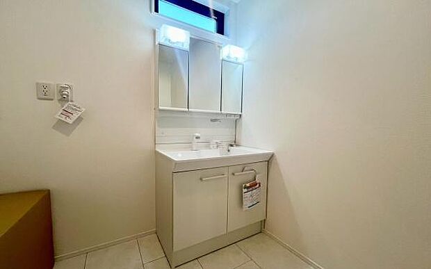 《洗面化粧台》 ■使いやすいシャープなデザインの洗面化粧台。