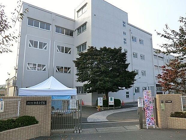 横浜市立和泉小学校まで559m、 みんな輝け和泉っ子   周囲をキャベツ畑やネギ畑、果樹園といった大自然に囲まれた小学校