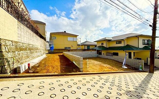 《前面道路》 ■道路と敷地はフラットな地形です。