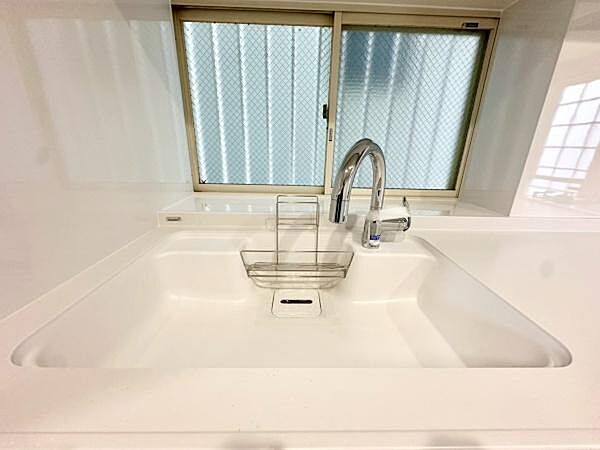 《システムキッチン》　■人造大理石シンクは、見た目がとてもスッキリしています。水垢が付きにくいのも嬉しいポイントです。
