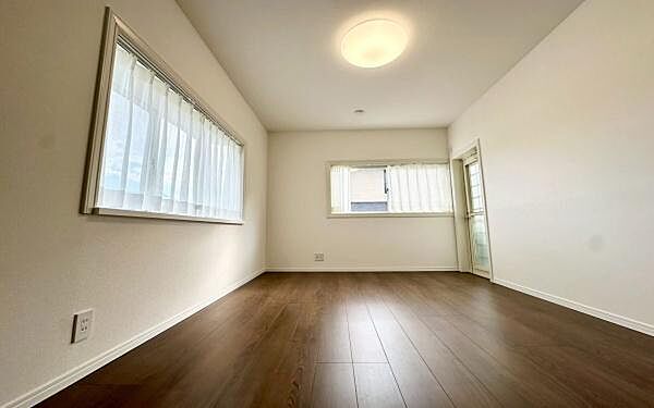 《子供部屋》　■お子様の成長を優しく見守る、明るい子供部屋。遊んだり、学んだり、時には一人の時間を過ごしたりと健やかな毎日を育む大切な場所。未来への第一歩を育む、かけがえのない空間です。