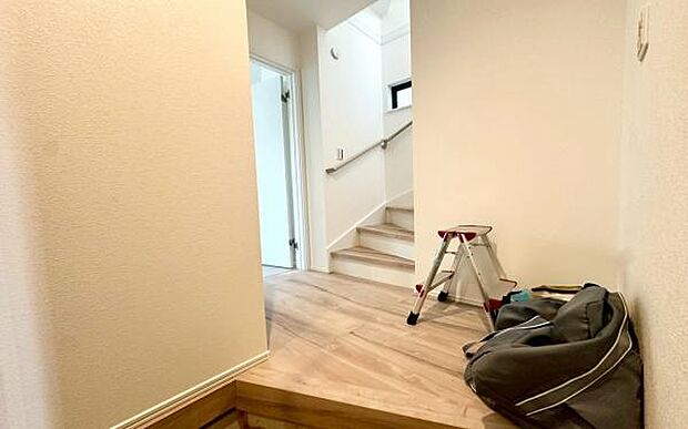 《玄関》 ■シューズクローゼット付きで玄関もスッキリ。