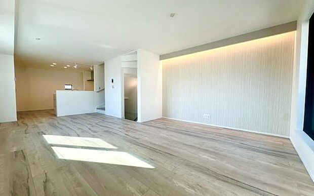 《リビングダイニング》 ■インテリアプランが考えやすいワイドなリビング。