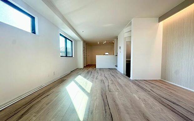 《リビングダイニング》 ■上質な時間を育む暮らしのメインステージ。寛ぎとご家族とのコミュニケーションを育む居心地のよい場所。この明るい空間は家族に安らぎを与えて、落ち着いた心地よい空間になるでしょう。