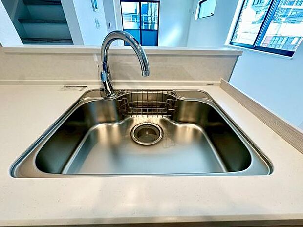 《キッチン》 ■ステンレス製シンク。幅と奥行きがありますので、食器洗時のストレスも減りそうです。